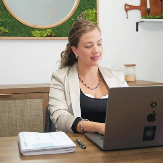 Irish mum expressing milk discreetly at work with a wearable pump