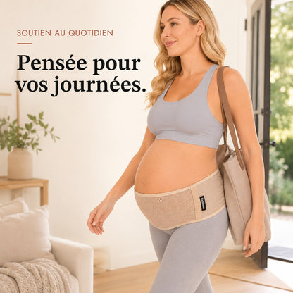 Femme enceinte qui sort avec un sac cabas en portant la ceinture de grossesse Relievoo beige