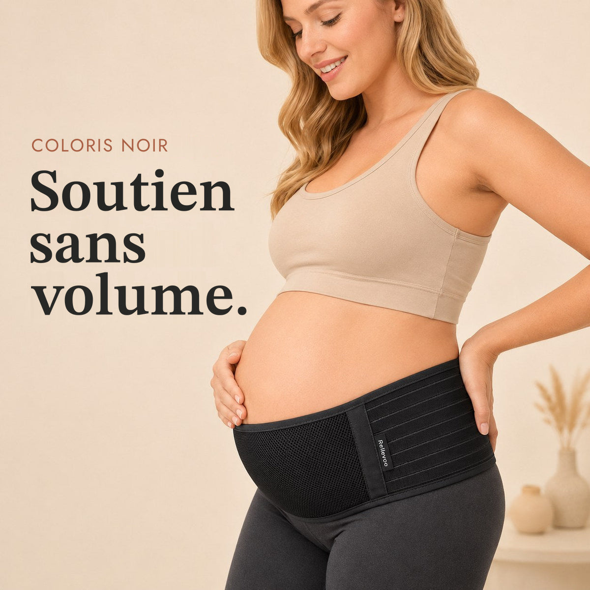 Femme enceinte portant la ceinture de grossesse Relievoo noire sous le ventre