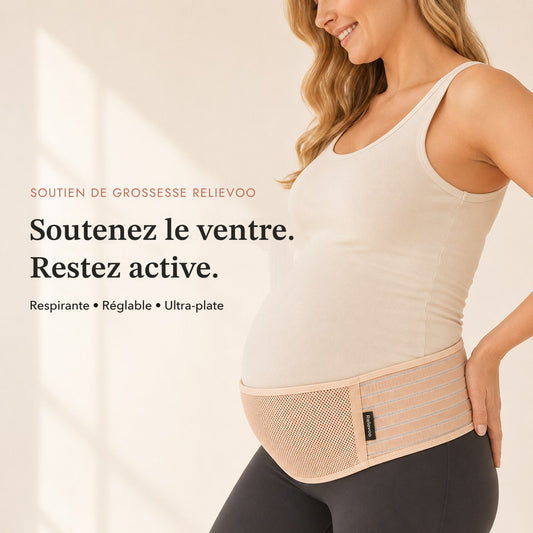 Femme enceinte portant la ceinture de grossesse Relievoo beige sous le ventre, respirante, réglable et ultra-plate