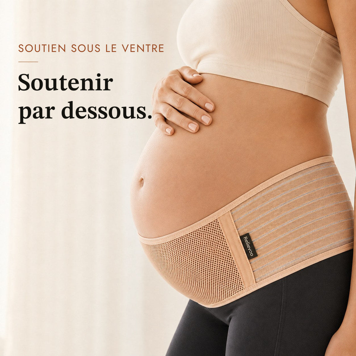 Gros plan sur la ceinture de grossesse Relievoo beige qui soutient le ventre par dessous