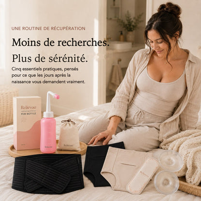 Femme assise sur un lit à côté du coffret Essentiels post-partum Relievoo