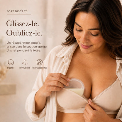 Femme glissant un récupérateur de lait souple Relievoo dans son soutien-gorge d'allaitement