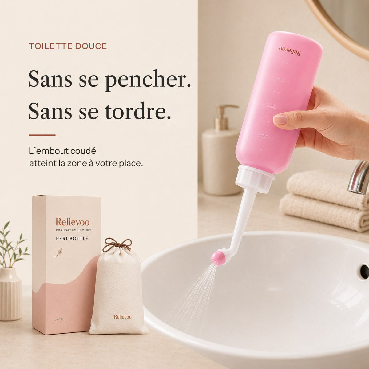 Le flacon rince-périnée Relievoo utilisé, avec sa boîte et sa pochette de voyage dans une salle de bain