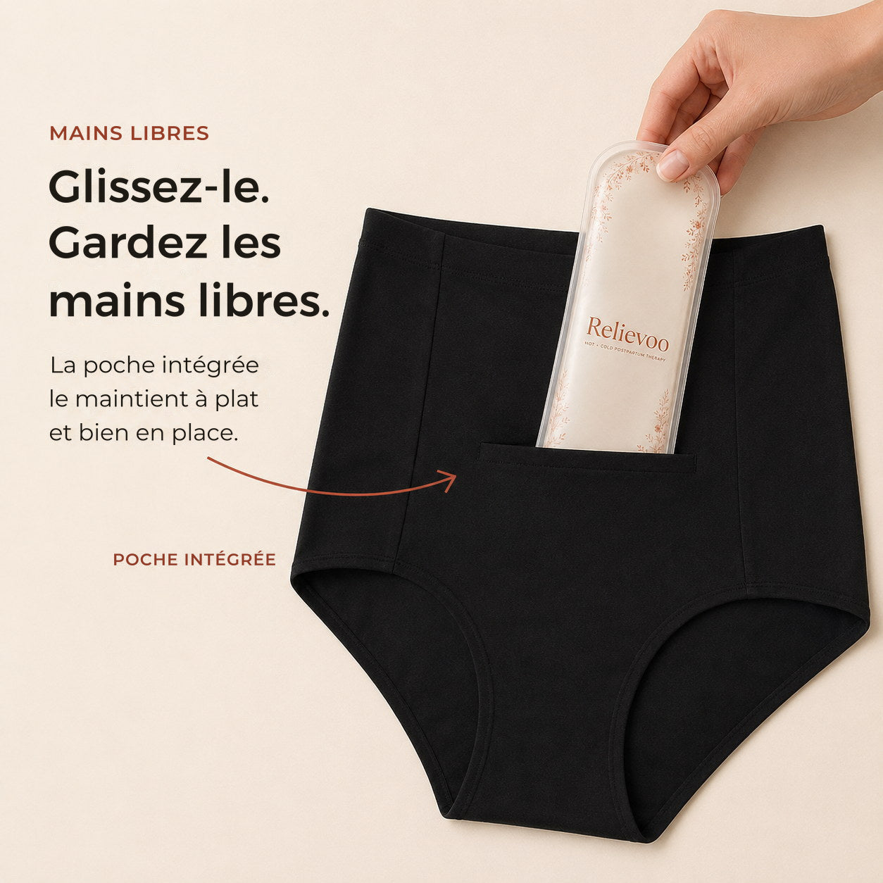 Une main glisse le coussin Relievoo dans la poche avant intégrée d'une culotte post-partum noire