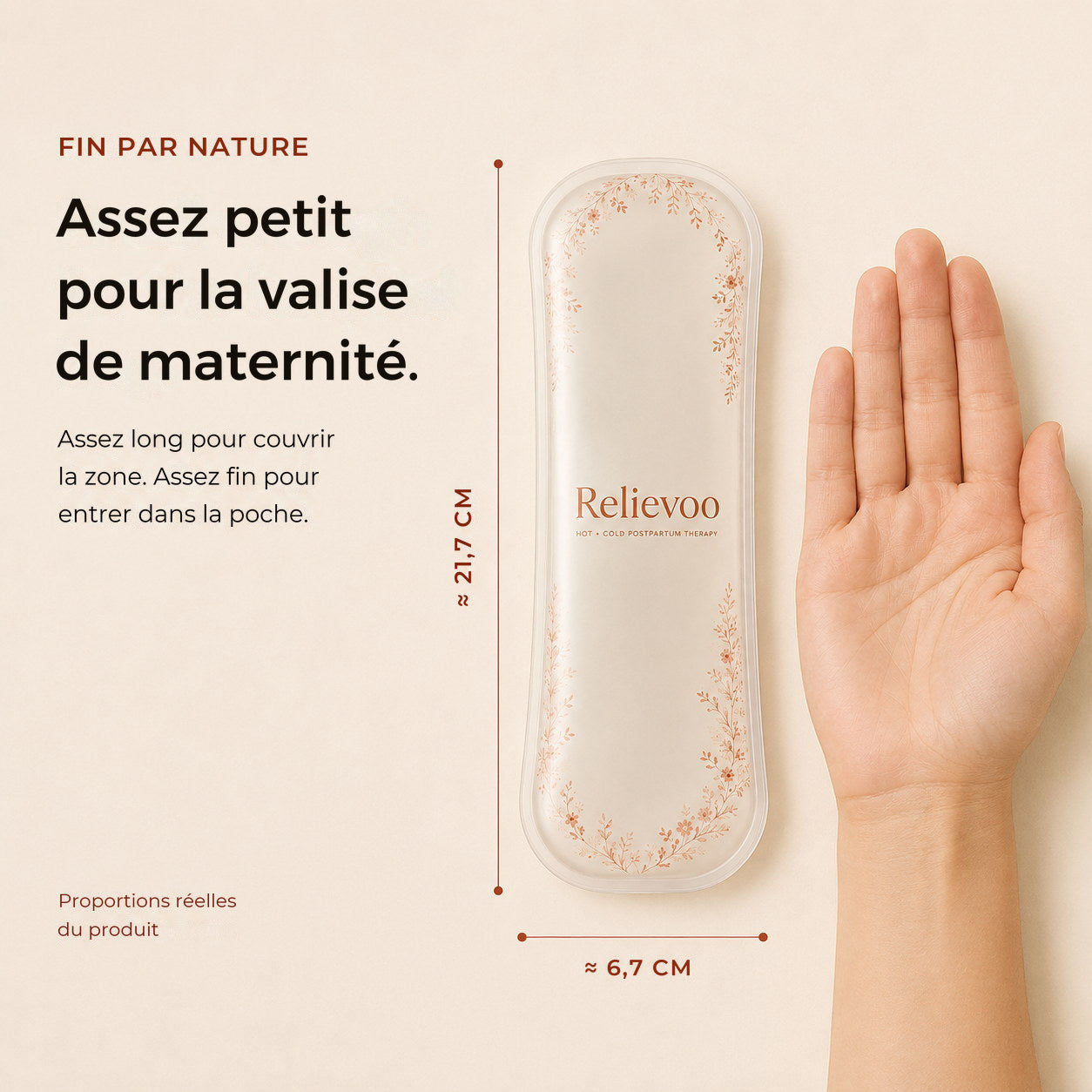 Coussin périnéal Relievoo présenté à côté d'une main ouverte, environ 21,7 cm de long et 6,7 cm de large