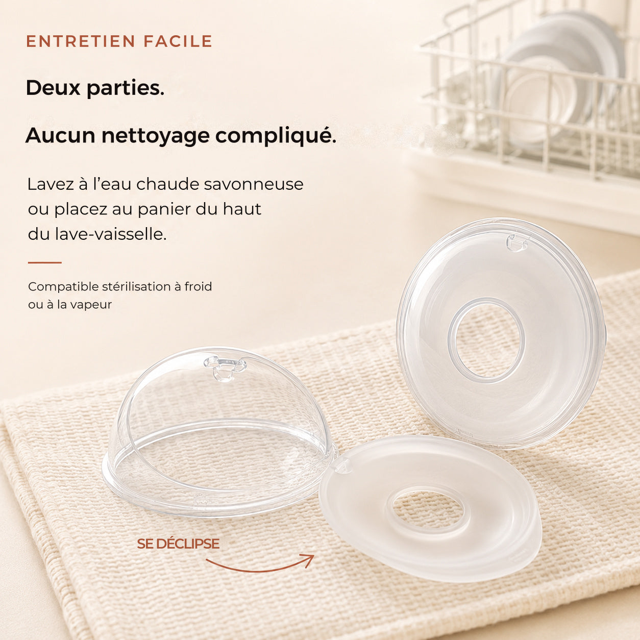 Récupérateur de lait Relievoo déclipsé en ses deux parties pour un nettoyage facile, près d'un égouttoir