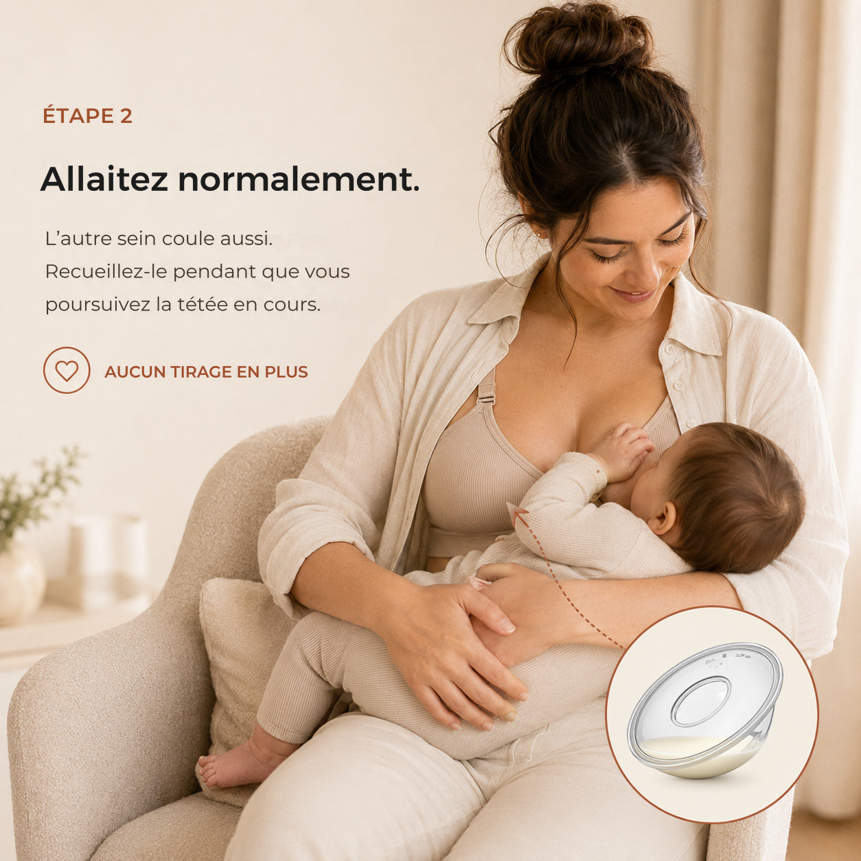Maman allaitant son bébé pendant qu'un récupérateur Relievoo recueille l'écoulement de l'autre sein