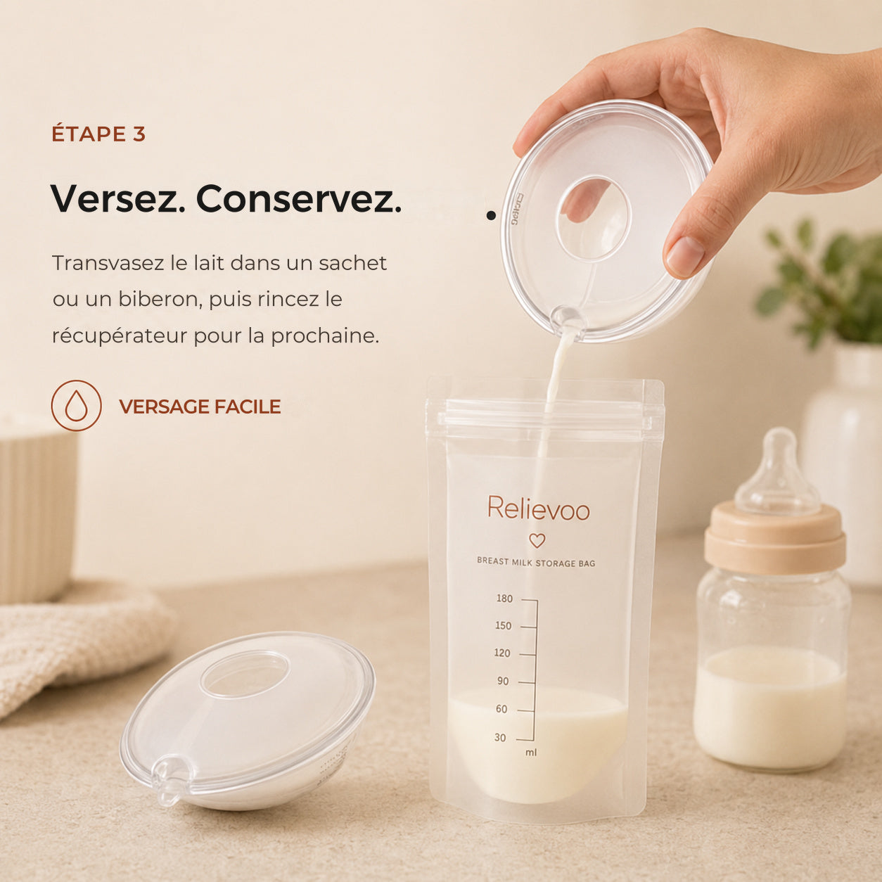 Transvasement du lait d'un récupérateur Relievoo vers un sachet de conservation Relievoo