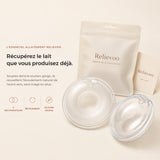Récupérateurs de lait maternel Relievoo avec leur pochette de rangement et la carte d'utilisation et d'entretien, sur fond crème