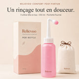 Flacon rince-périnée post-partum Relievoo avec sa boîte de 350 ml et sa pochette de transport en coton, sur fond crème