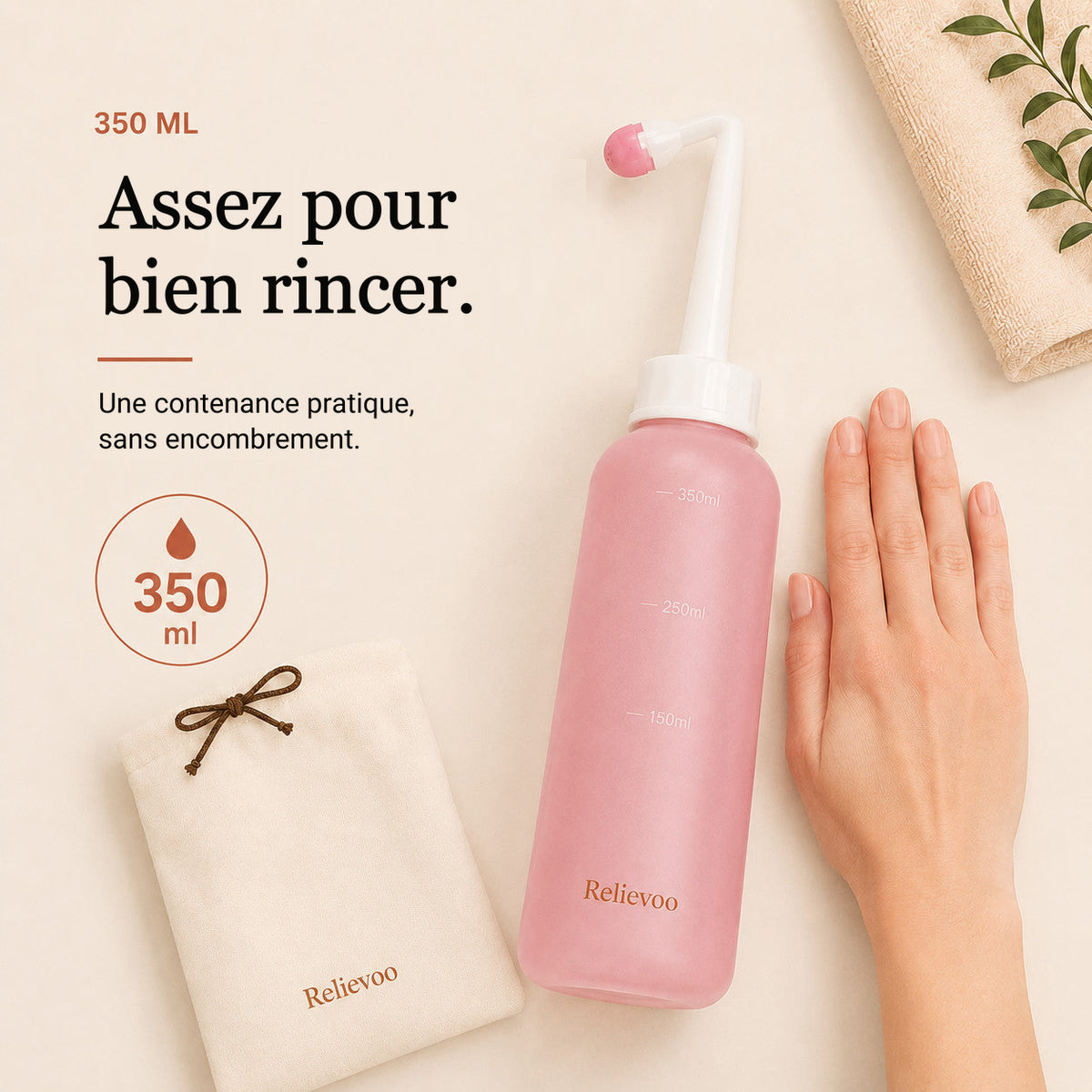 Flacon rince-périnée Relievoo à côté de sa pochette pliée et d’une main pour l’échelle, 350 ml