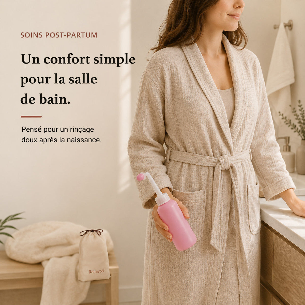 Femme en peignoir tenant le flacon rince-périnée Relievoo dans une salle de bain, pochette de transport posée sur le banc